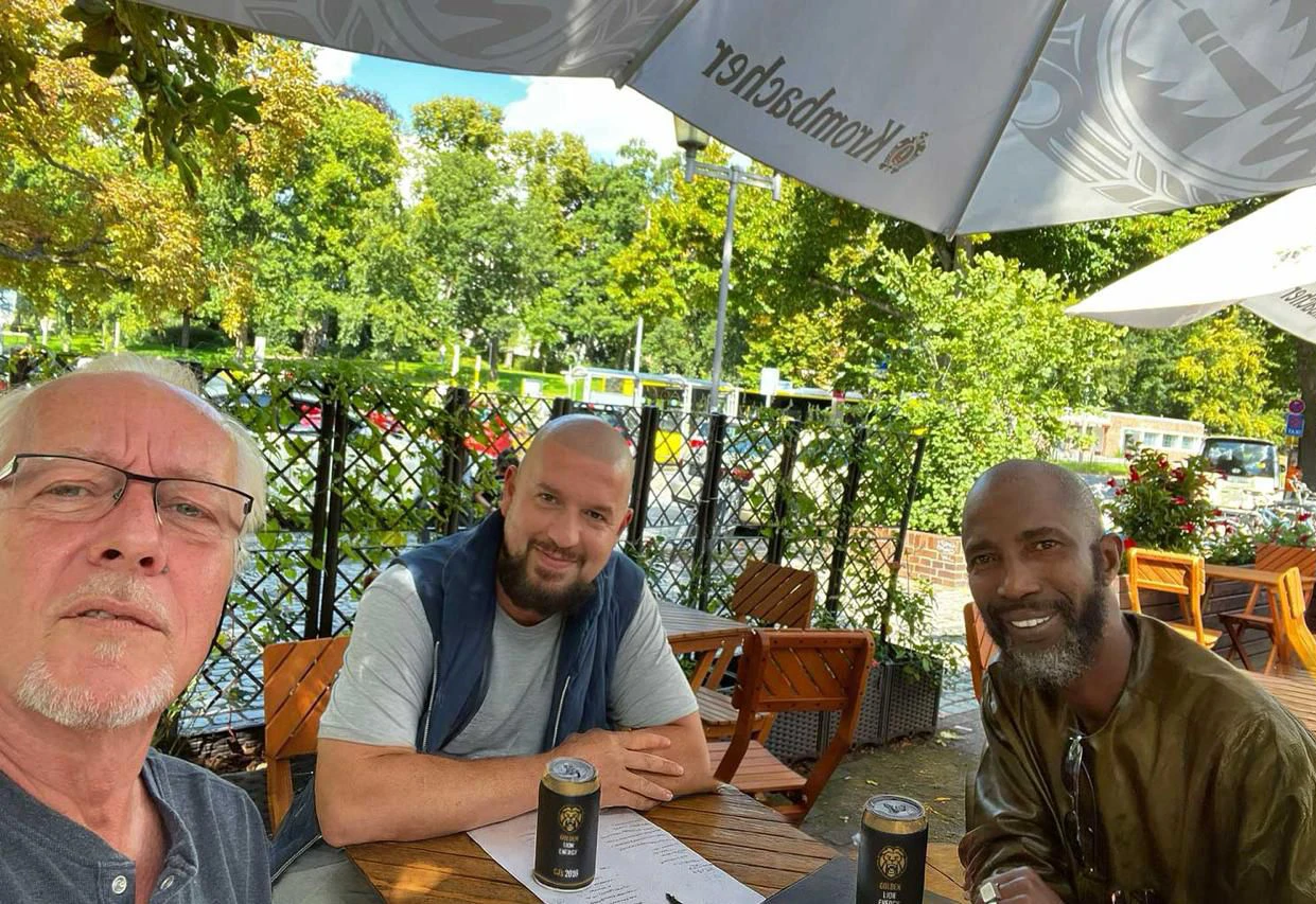 Die Gründer von CJ’s 2016 SARL bei einem Treffen in Berlin